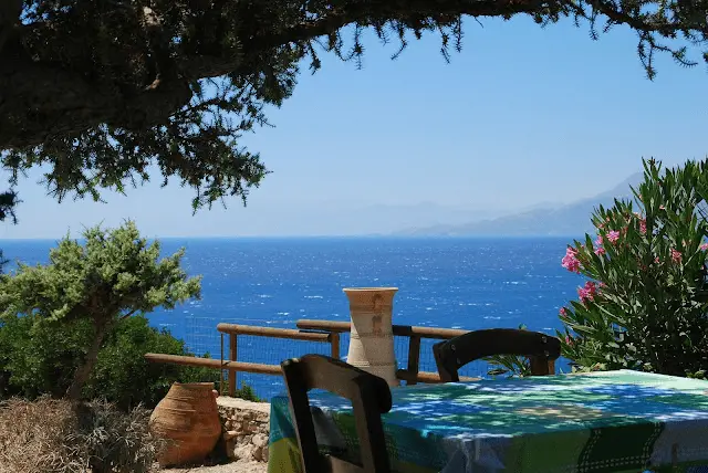 Taverne auf Kreta, Insel in Griechenland, Blick auf das Meer