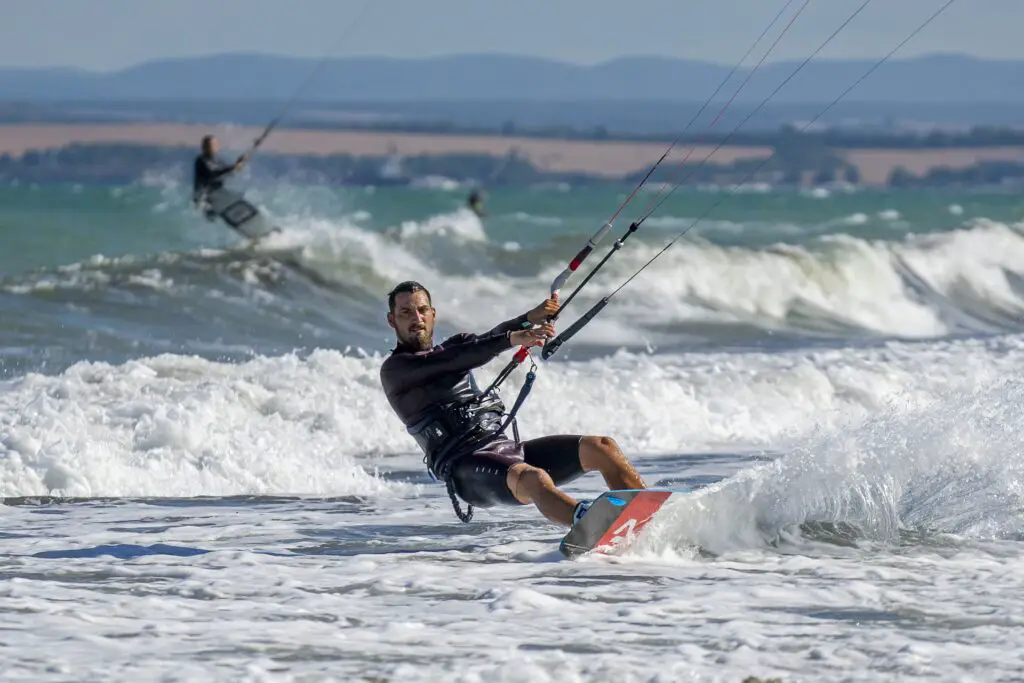 Ein Windsurfer und ein Kitesurfer in Aktion an der Schwarzmeerküste Bulgariens