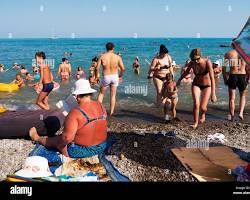 Schwimmen und Sonnenbaden am Meer 